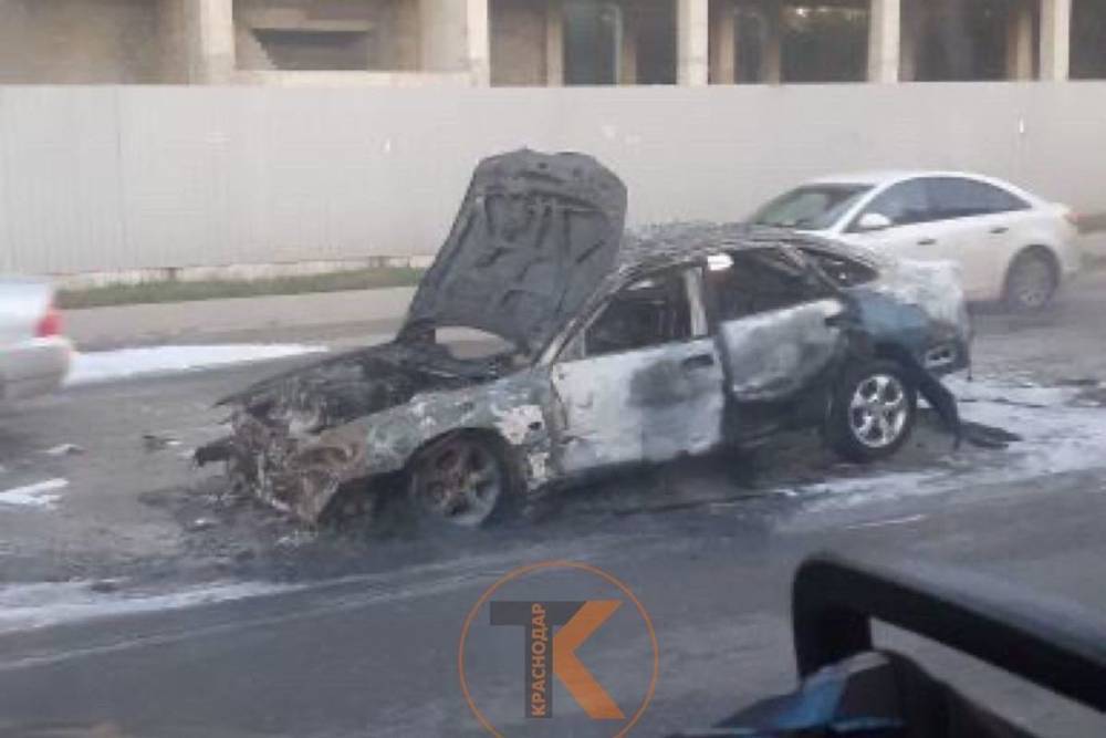 На улице Российской в Краснодаре сгорел дотла автомобиль