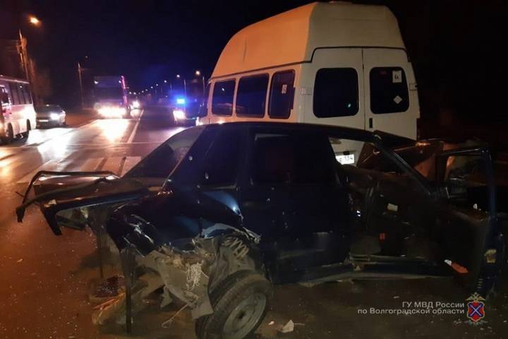 Водитель ВАЗа травмировался в ДТП с микроавтобусом в Волгограде