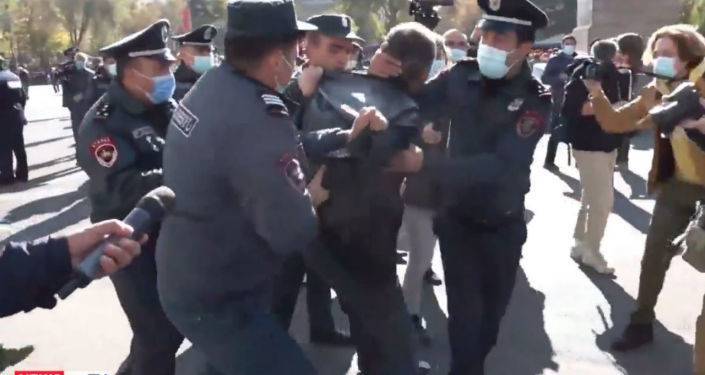 Полиция начала массово задерживать активистов, собиравшихся на митинг в Ереване