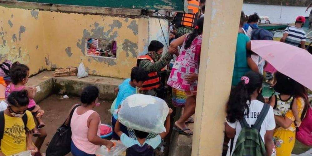 На Филиппины обрушился мощный тайфун Улисс. Тысячи людей эвакуируют