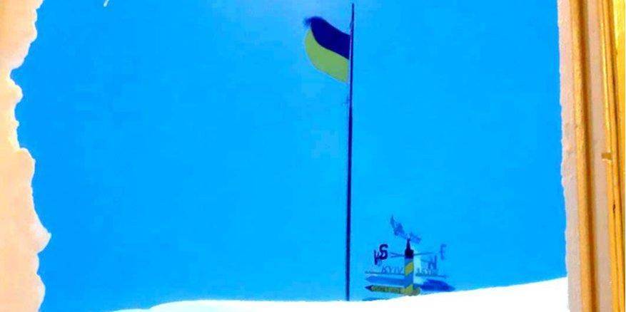 Украинских полярников на станции Академик Вернадский замело снегом — фото