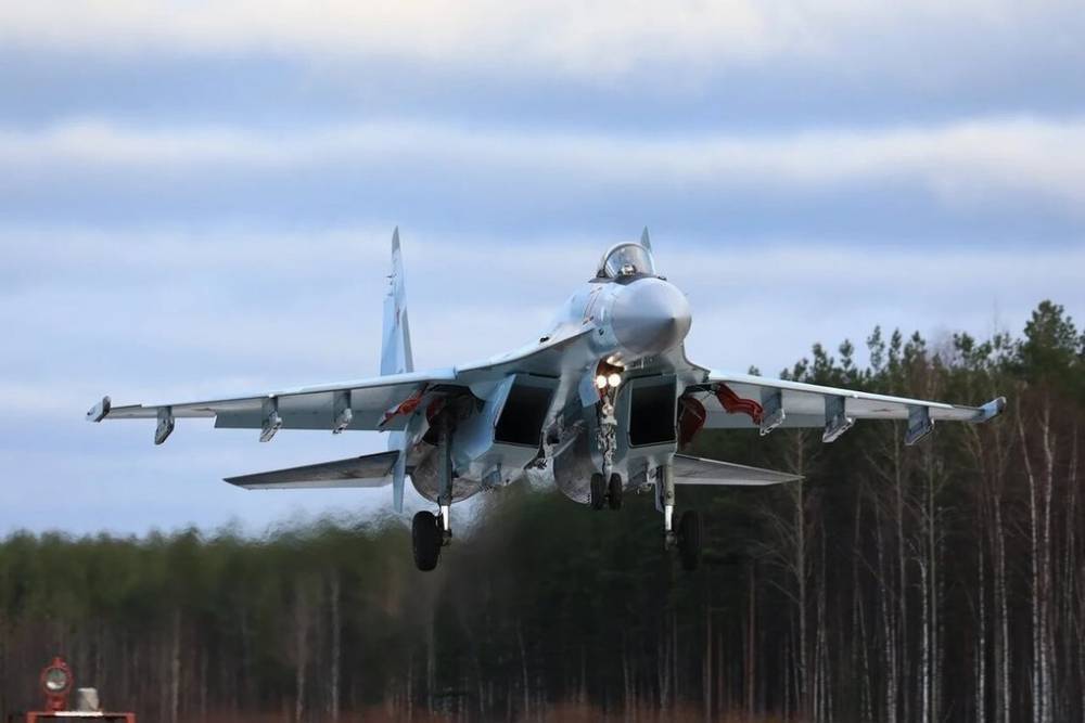 Новейшие СУ-35С «отлетали» высокоманевренный воздушный бой в Бесовце