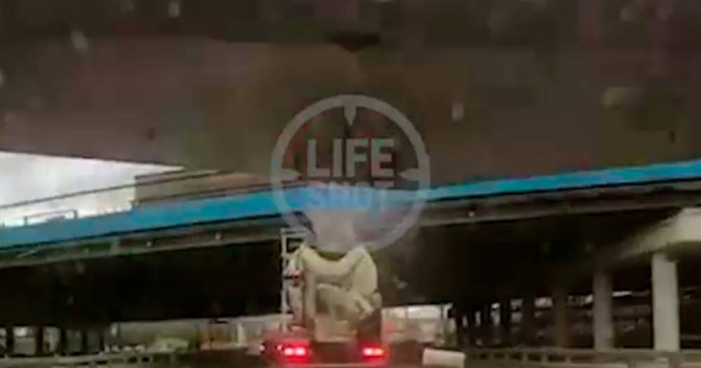 Момент падения бетонной балки на движущийся автомобиль в Москве попал на видео