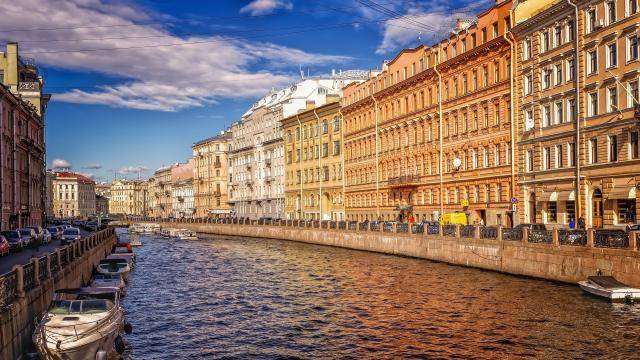 Петербург усиливает противоэпидемические ограничения
