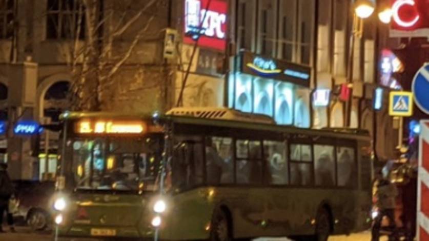 В центре Тюмени ДТП с автобусом вызвало большую пробку на Республики
