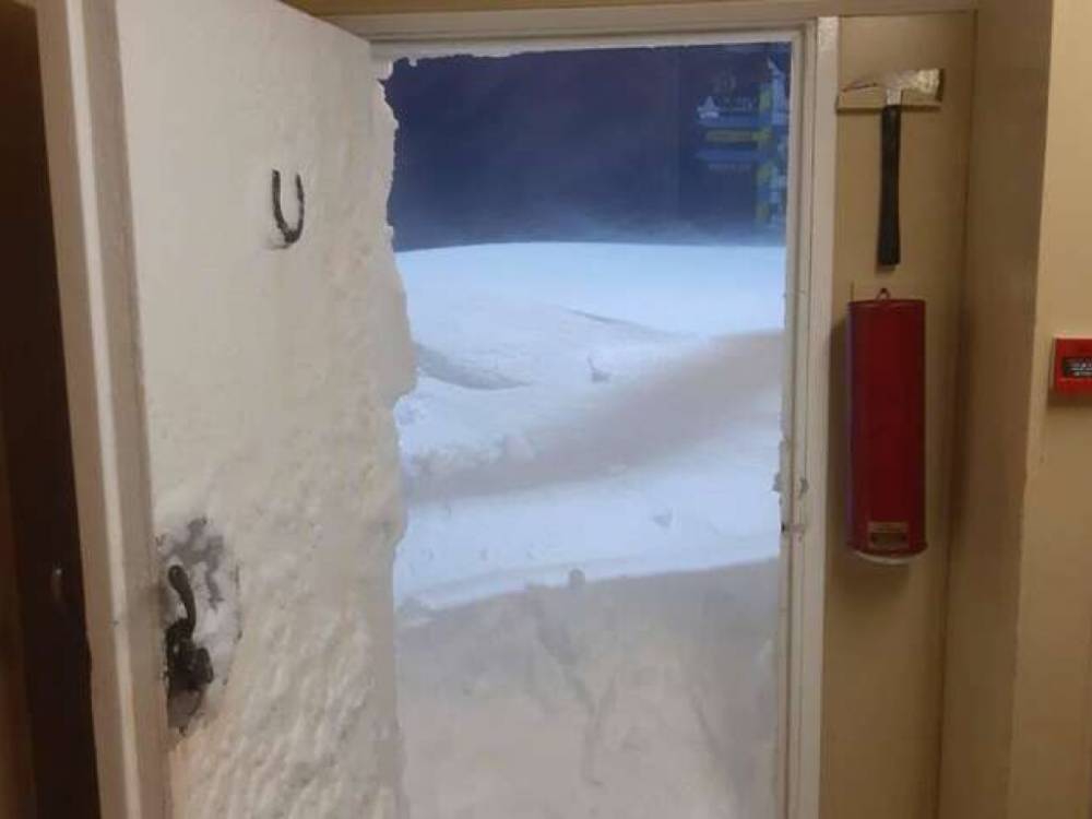 В Антарктике закончилась весна: украинские полярники показали фото со снегом