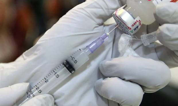 Власти пообещали дать гражданам возможность выбирать между российской и импортной вакциной от COVID-19