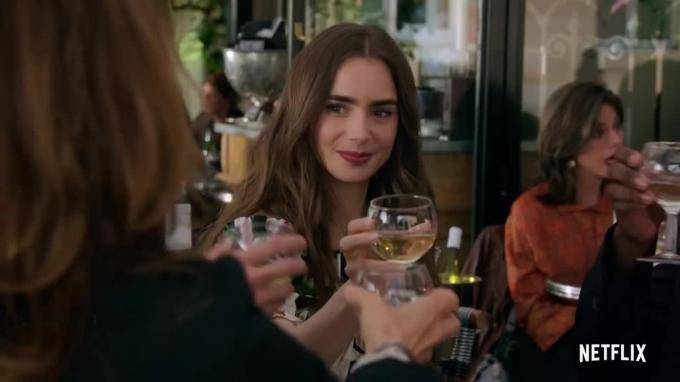 Netflix продлил сериал "Эмили в Париже" на второй сезон