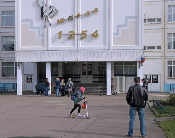 Онищенко раскритиковал массовый перевод школ на удалёнку