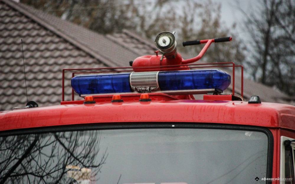 Пожарные в Твери спасли из горящего дома женщину