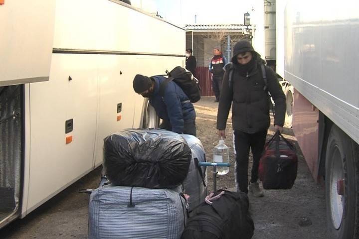 Узбекских мигрантов, застрявших под Астраханью, отправили домой
