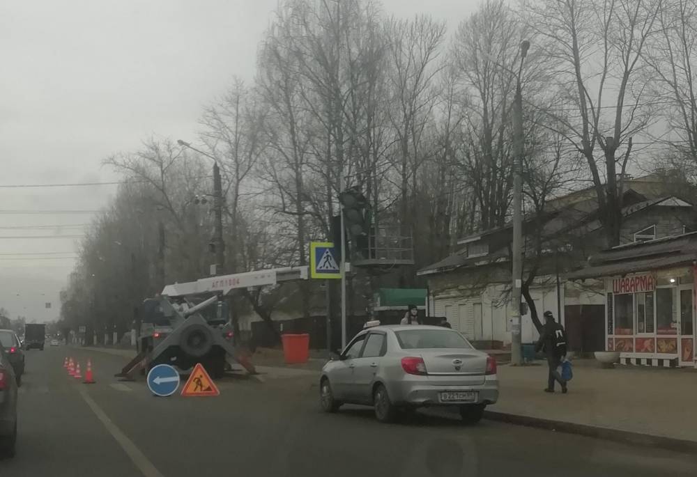 В Твери устанавливают новый светофор на улице Туполева