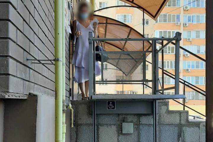 В Астрахани 8-летняя девочка сломала 7 позвонков, упав на лестничной площадке