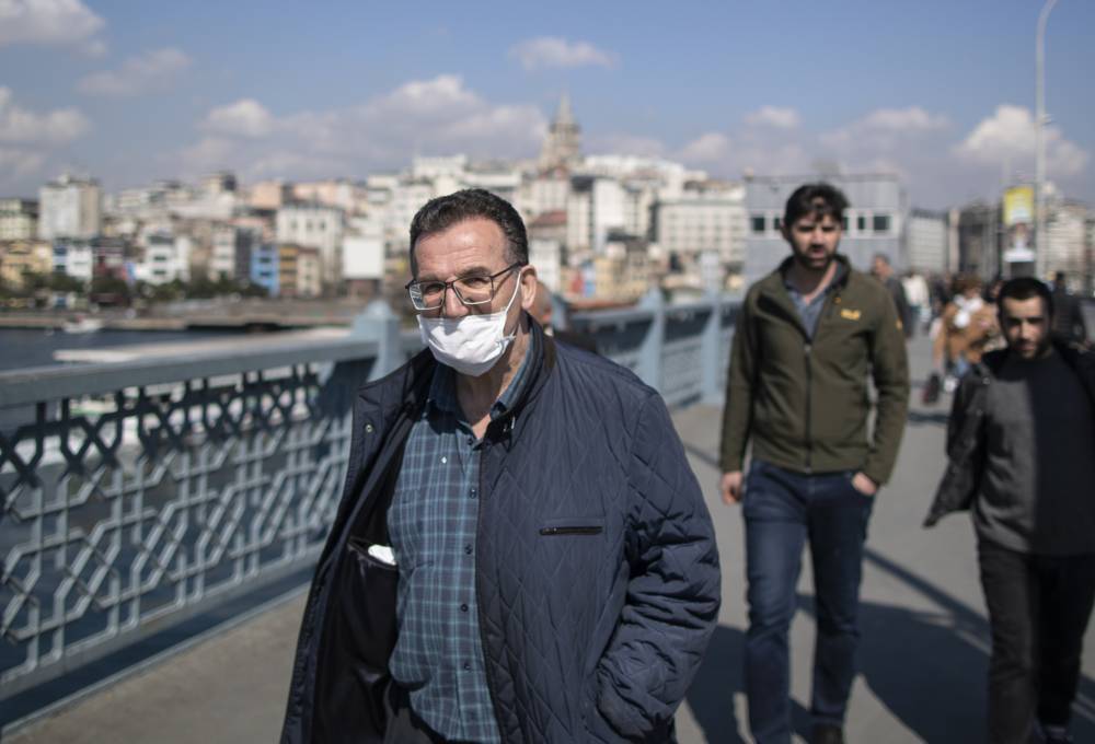 Из-за коронавируса в Турции запретили курить на улице