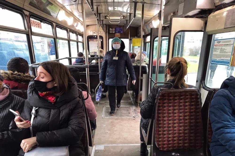 В Пскове несколько автобусных рейсов отменили из-за болезни кондукторов