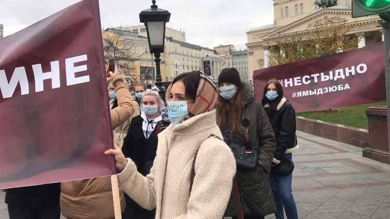 «Все делают это»: москвички вышли на акцию в поддержку Дзюбы (ФОТО)