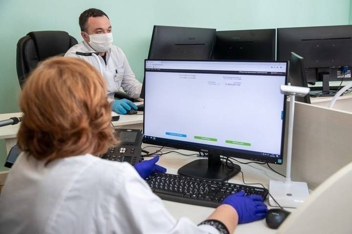 За последние сутки в больницы Псковской области скорая помощь привезла 114 человек с пневмонией