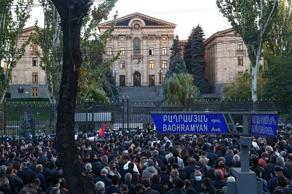 В Ереване протестующие направились к зданию СНБ