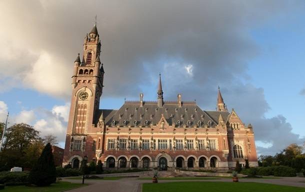 Суд в Гааге приостановил рассмотрение иска Украины к РФ