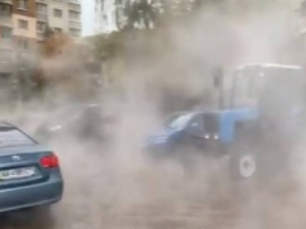 В Киеве из-за прорыва трубы улицу окутал горячий пар