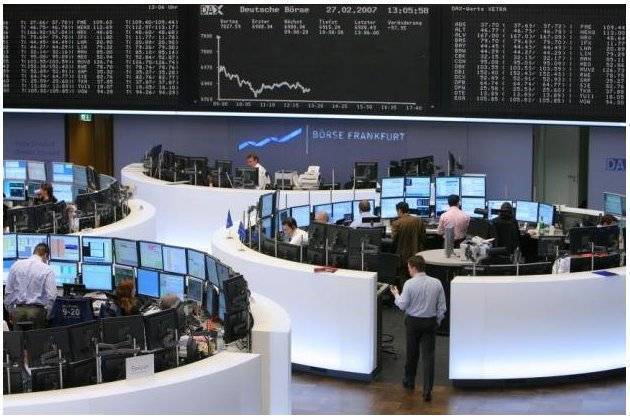 Европейские биржи закрылись снижением на возвращении опасений по COVID