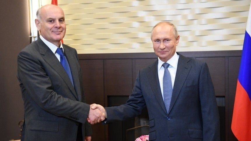 Президенты России и Абхазии обсудили отношения двух стран и борьбу с COVID-19