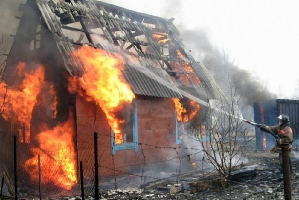 При пожаре в частном домовладении в Ростовской области погиб 27-летний парень