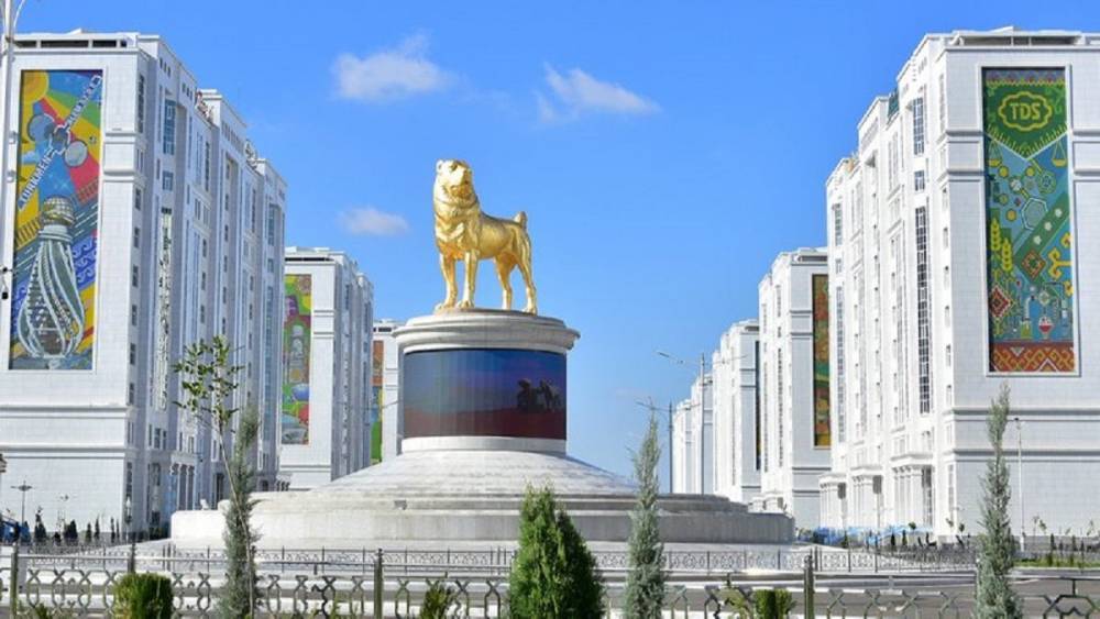 В Туркменистане установили огромный позолоченный памятник любимой собаки президента