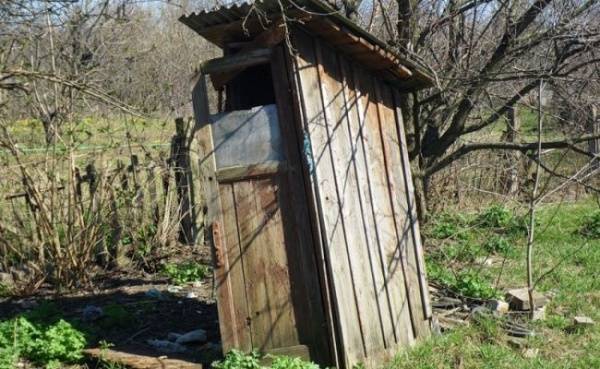 "До сих пор "бегают на улицу": в Хабаровске жители поселка вынуждены скидываться на общественный туалет