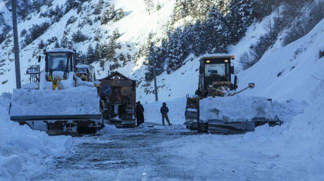 Трассу Душанбе - Чанак подготовили к обильным снегопадам