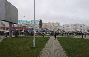 Люди вышли по всему Минску, чтобы почтить память Героя Беларуси