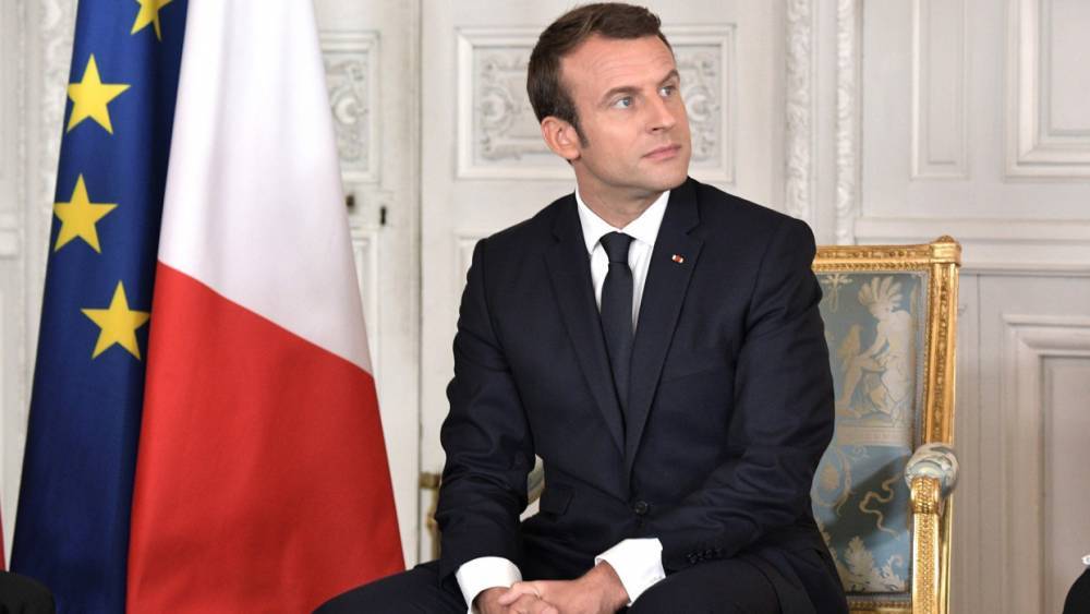 Опрос показал отношение россиян к политике главы Франции по карикатурам