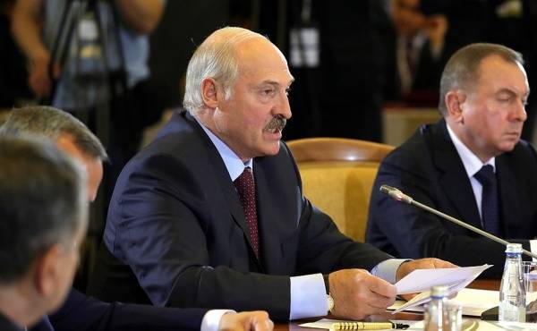 Лукашенко назвал коронавирус ширмой, за которой делят мир