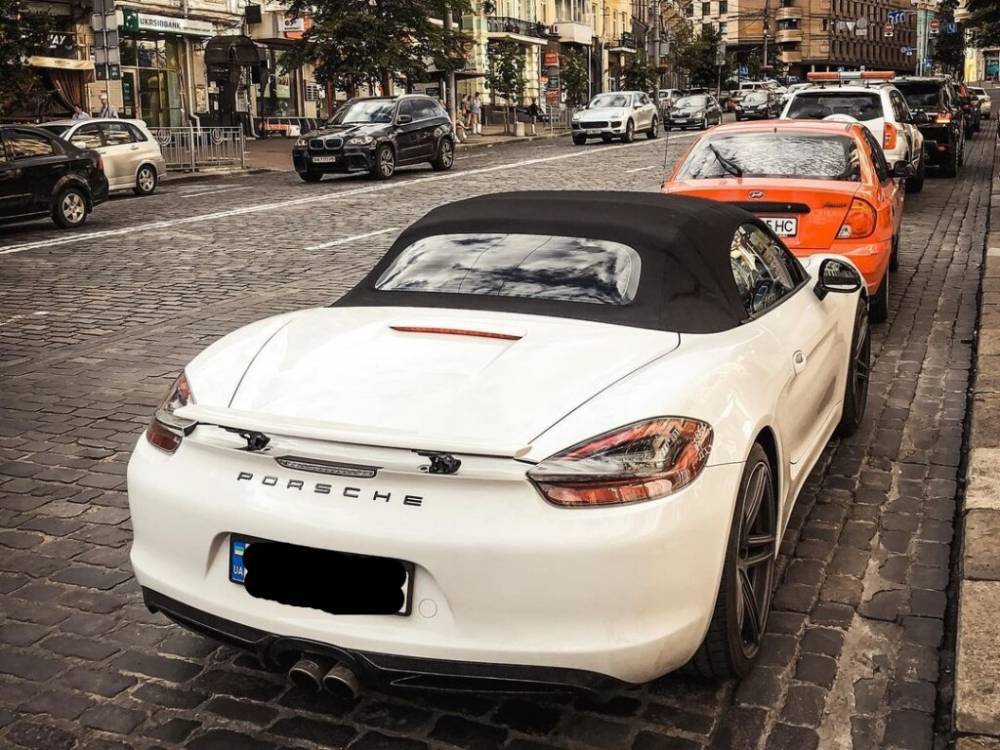 В центре Киева заметили роскошный белоснежный Porsche