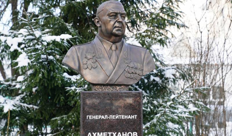 В Башкирии установили памятник генерал-лейтенанту полиции Артуру Ахметханову