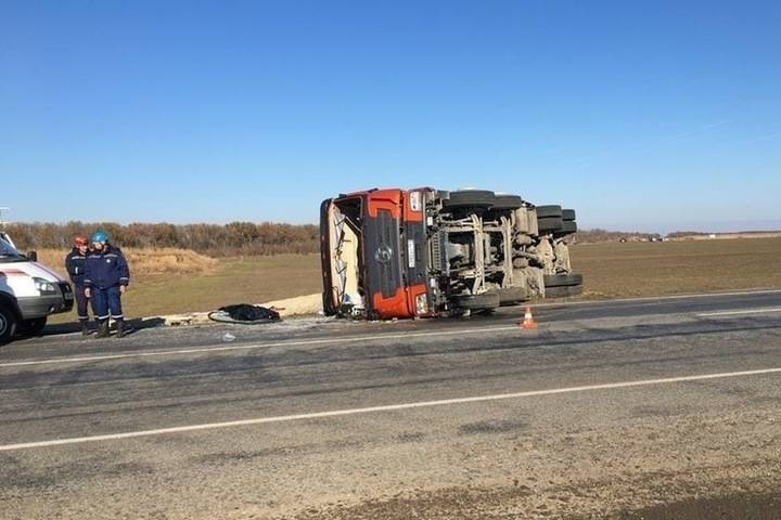 На трассе в Ростовской области 52-летний водитель грузовика разбился насмерть