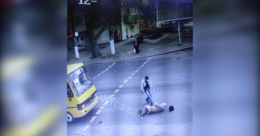 В Одессе маршрутка сбила пожилую женщину: водителя избил прохожий (видео)