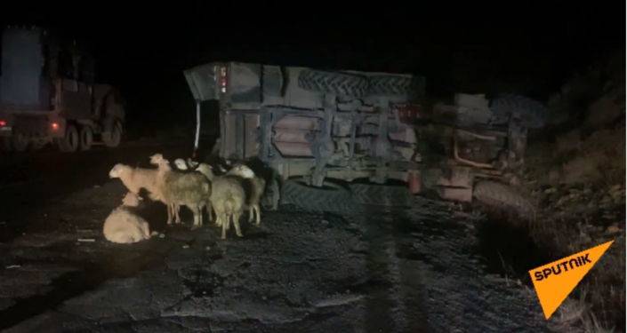 Перевозка овец и авария на дороге: иранские грузовики попали в ДТП – видео из Вайоц Дзора