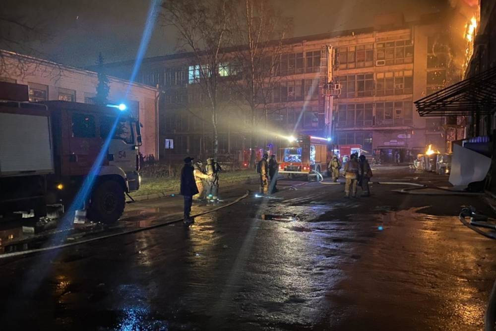 Пожар в здании ЛЭМЗ не удалось потушить за пять часов