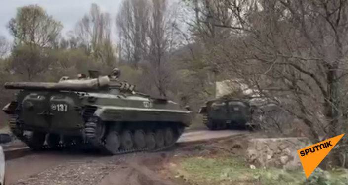 Колонне российской бронетехники приходится объезжать поврежденную в Лачине дорогу Видео