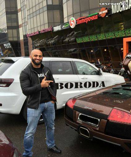 Боец Яндиев отказался от дачи показаний после драки с Харитоновым