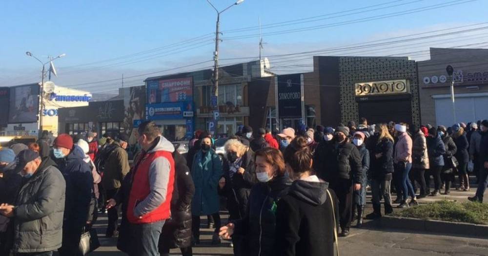 В Черновцах сотни предпринимателей рынка перекрыли дорогу из-за карантина выходного дня