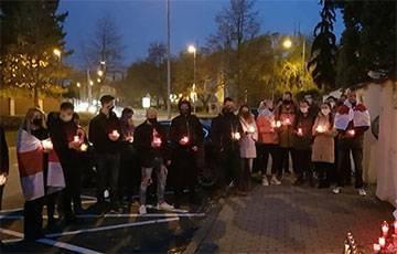 У посольства Беларуси в Чехии почтили память Романа Бондаренко