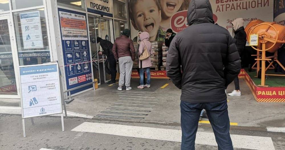 "Будете покупать - открою магазин". Как соблюдается карантин выходного дня в Киеве