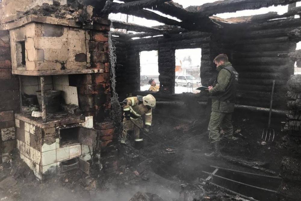 На месте страшного пожара под Новосибирском работает опергруппа и психолог