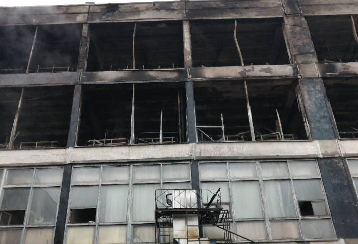 Появились фотографии сгоревшего здания ЛЭМЗ в Петербурге