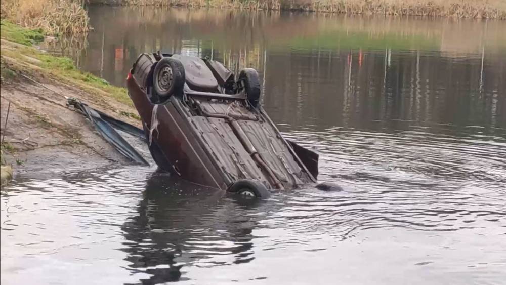 Lada Priora улетела в пруд в Подмосковье.