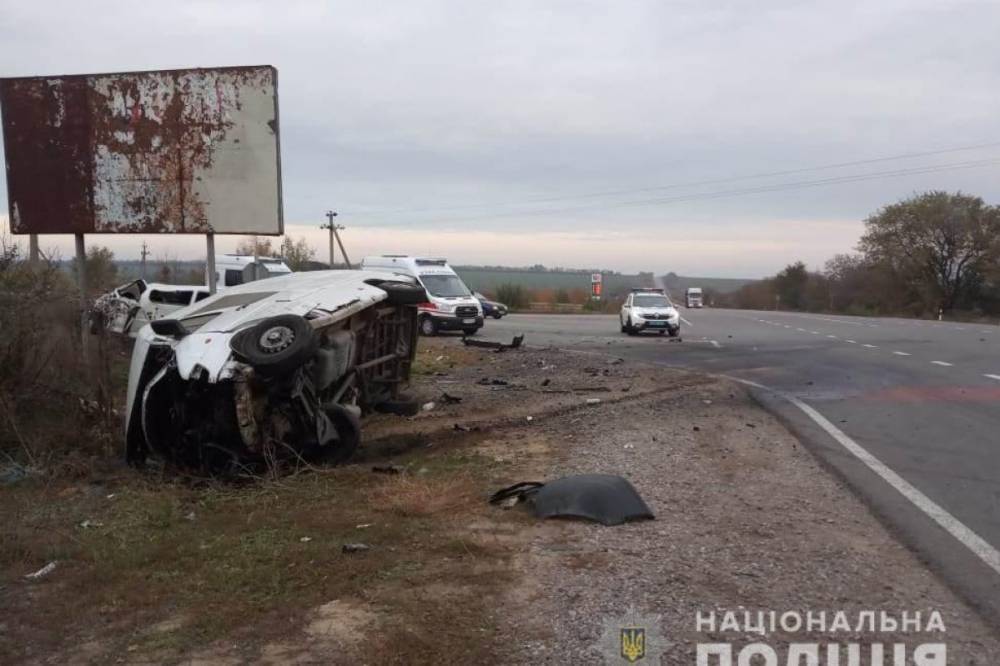 В Одесской области в результате столкновения двух автомобилей погибли 2 человека, еще 4 пострадали