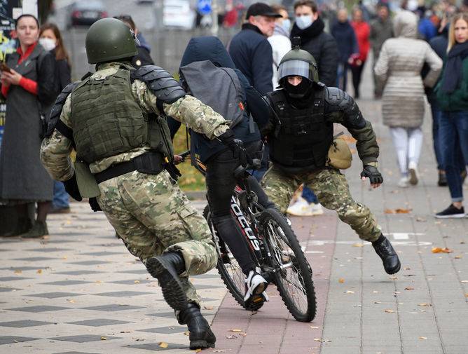 Против протестующих в Минске применили светошумовые гранаты