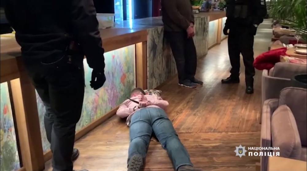 Киевские полицейские штурмовали ресторан, который нарушал условия карантина